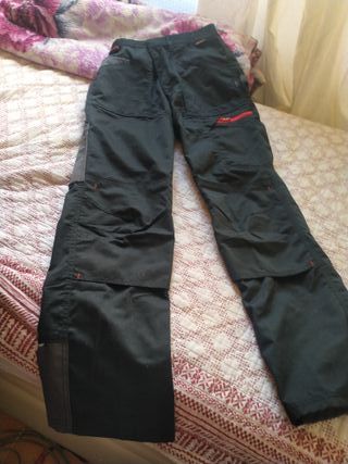 Pantalón de trabajo negro con detalles rojos talla