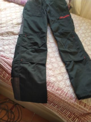Pantalón de trabajo negro con detalles rojos talla