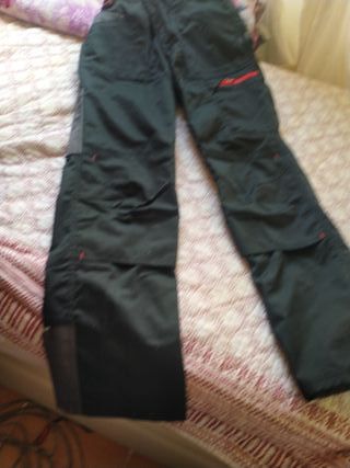 Pantalón de trabajo negro con detalles rojos talla