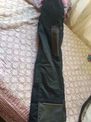 Pantalón de trabajo negro con detalles rojos talla