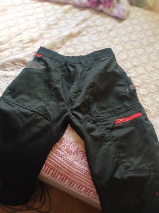Pantalón de trabajo negro con detalles rojos talla