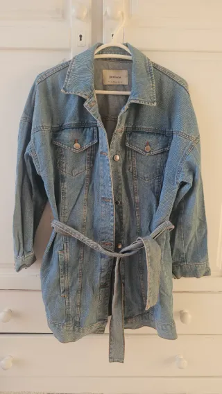 Cazadora vaquera oversize Stradivarius con cinturó