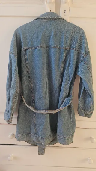 Cazadora vaquera oversize Stradivarius con cinturó