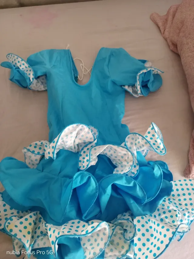 Traje de flamenca azul con lunares
