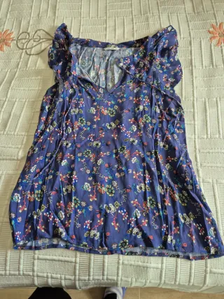 Blusa floral azul con volantes
