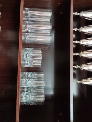 Juego de vasos y copas de cristal talladas.