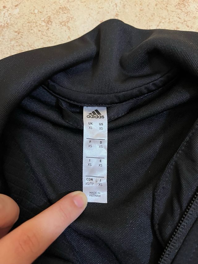 Chaqueta Adidas Negra con Rayas Blancas