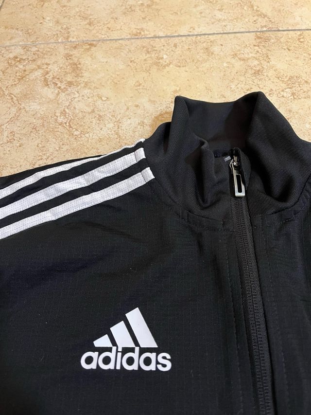 Chaqueta Adidas Negra con Rayas Blancas