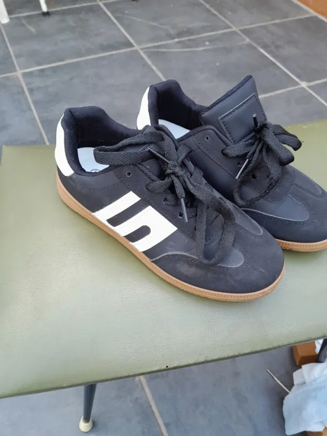 Zapatillas deportivas negras y blancas