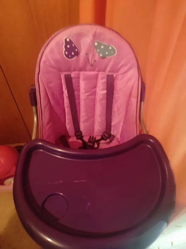 Trona de bebé rosa con bandeja