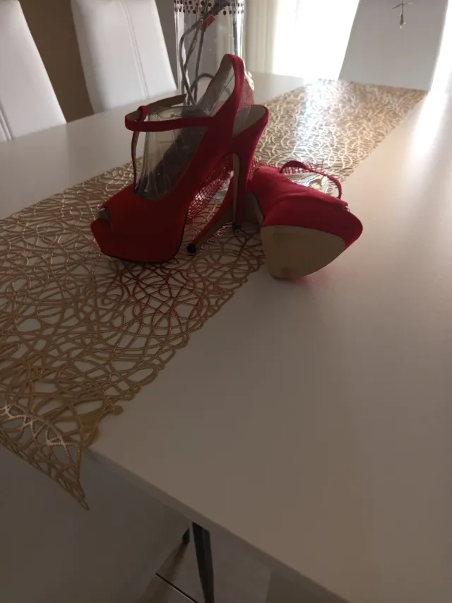 Zapatos de tacón rojos para mujer