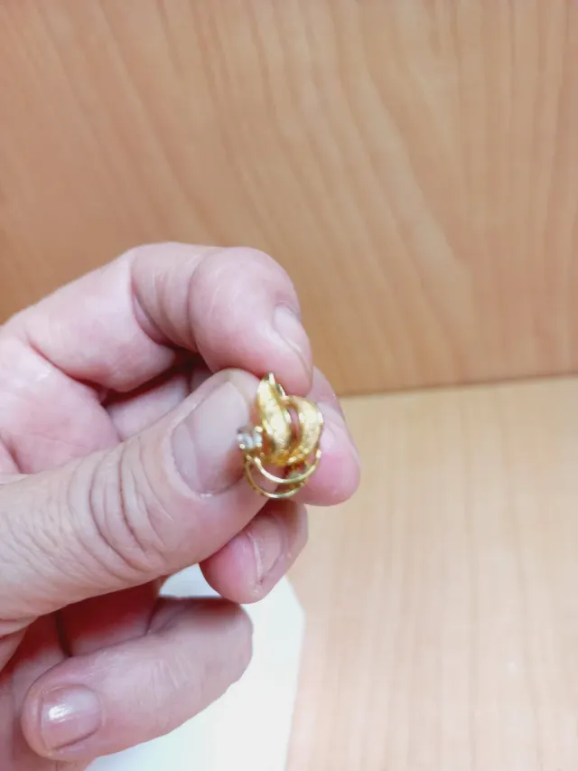 Pendientes chapados en oro con circonita