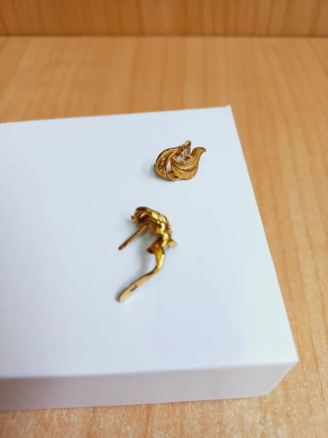 Pendientes chapados en oro con circonita