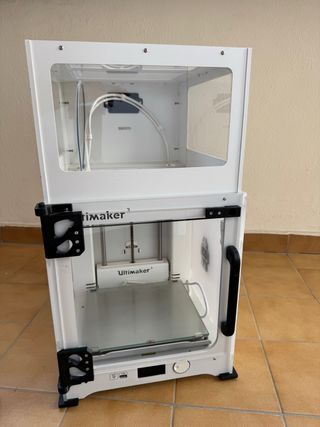 Impresora 3D Ultimaker 3 con cubierta y puerta.
