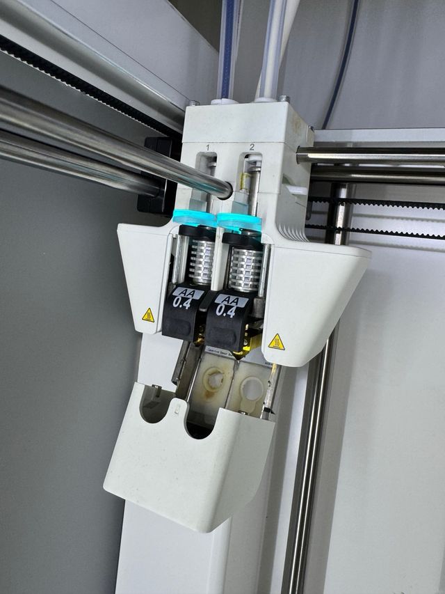 Impresora 3D Ultimaker 3 con cubierta y puerta.