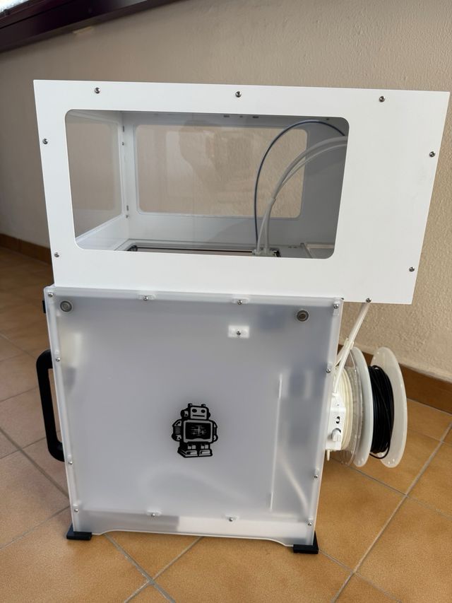 Impresora 3D Ultimaker 3 con cubierta y puerta.