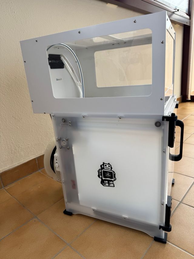 Impresora 3D Ultimaker 3 con cubierta y puerta.