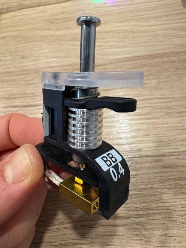 Impresora 3D Ultimaker 3 con cubierta y puerta.