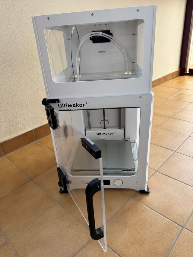 Impresora 3D Ultimaker 3 con cubierta y puerta.