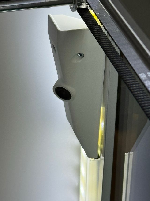 Impresora 3D Ultimaker 3 con cubierta y puerta.