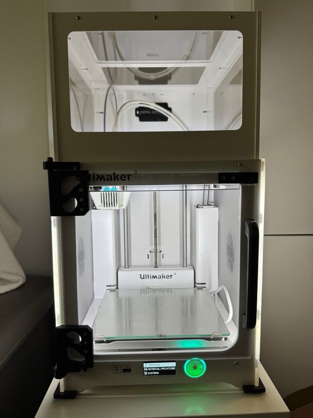 Impresora 3D Ultimaker 3 con cubierta y puerta.