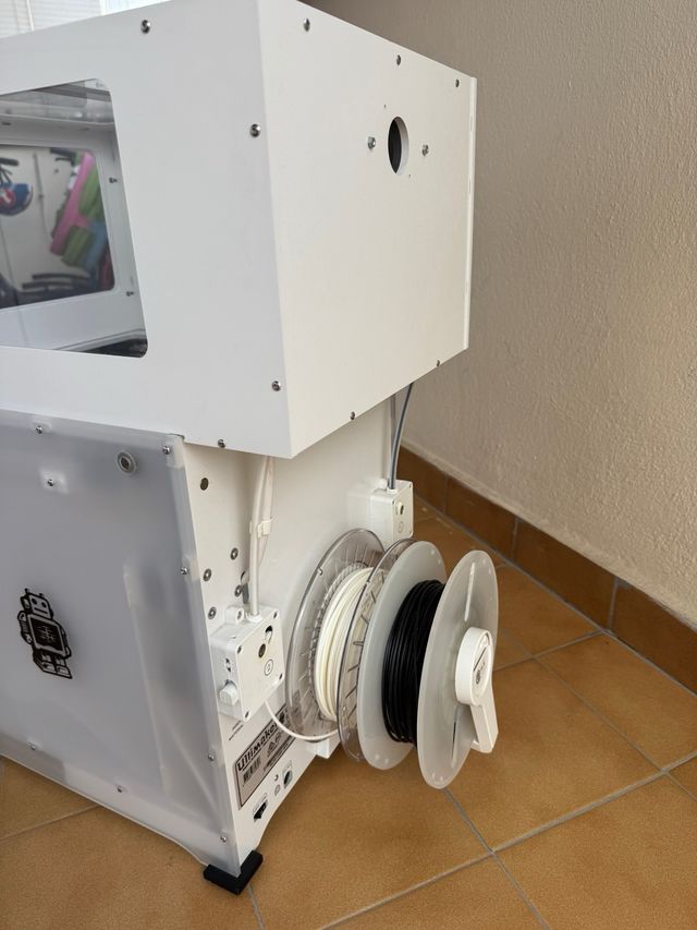 Impresora 3D Ultimaker 3 con cubierta y puerta.