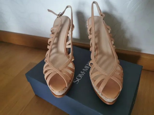 Sandalias cuña beige muy cómodas .Sin extrenar.