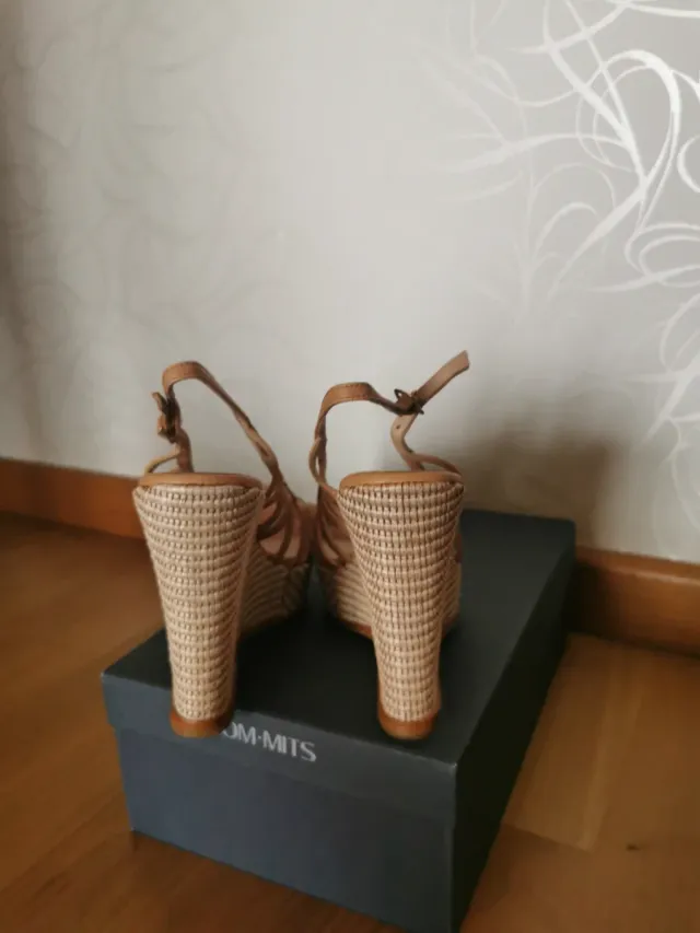 Sandalias cuña beige muy cómodas .Sin extrenar.