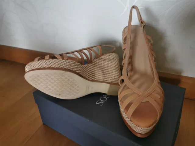 Sandalias cuña beige muy cómodas .Sin extrenar.