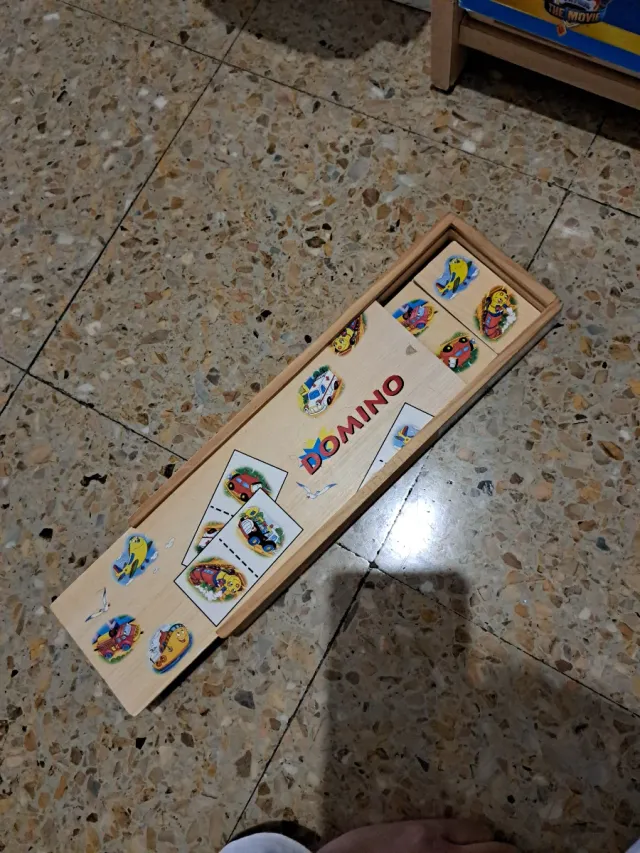 Dominó infantil de madera con coches