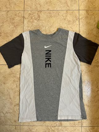 Camiseta Nike Vintage gris y blanca