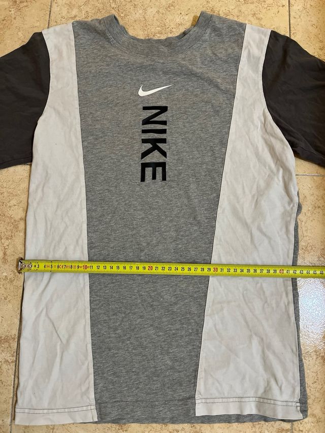 Camiseta Nike Vintage gris y blanca