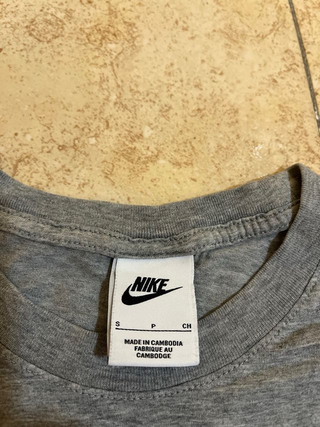Camiseta Nike Vintage gris y blanca