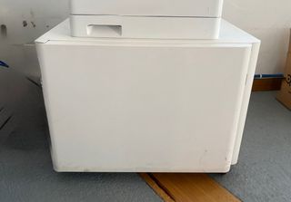 Mesa metal con puerta y ruedas - con llave