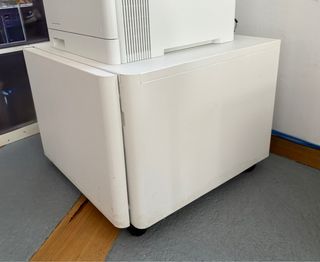 Mesa metal con puerta y ruedas - con llave