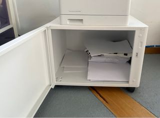 Mesa metal con puerta y ruedas - con llave