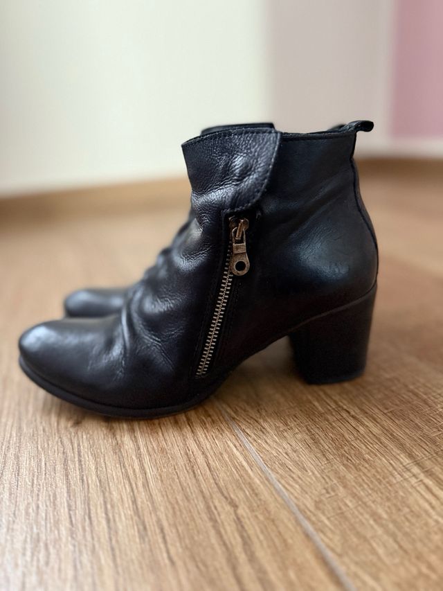 Stivaletti neri con zip