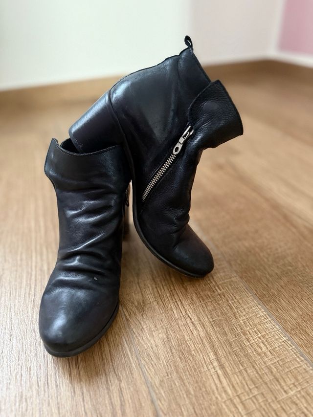 Stivaletti neri con zip