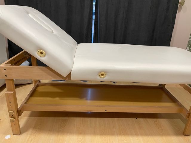 Camilla estética madera y blanco