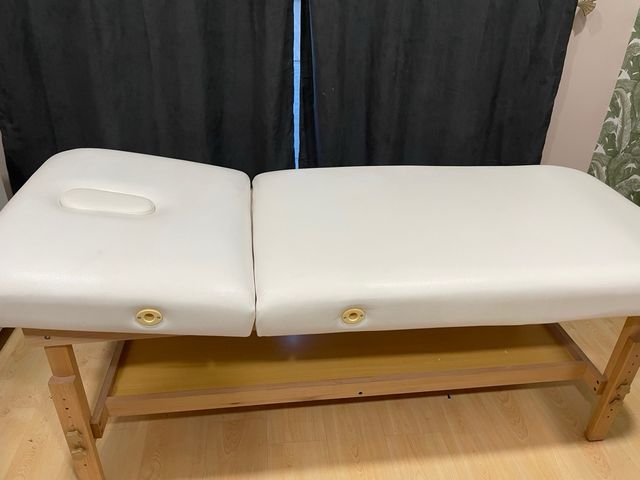 Camilla estética madera y blanco