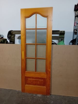 Puerta de madera con cristal