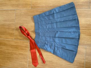 Disfraz colegiala falda gris y corbata roja