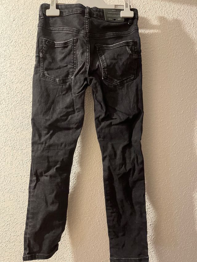 Pantalón vaquero negro desgastado