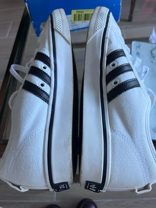 Zapatillas Adidas Blancas y Negras