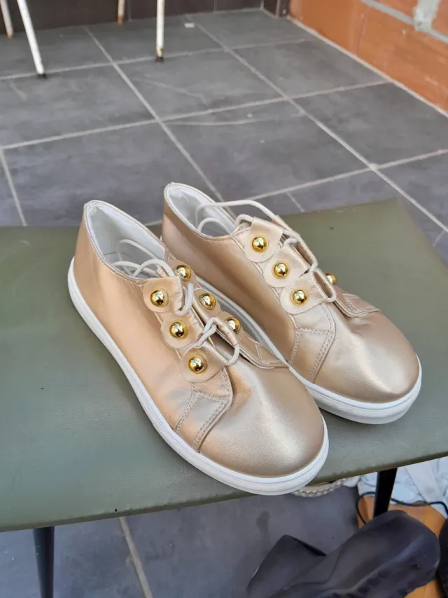 Zapatillas doradas mujer