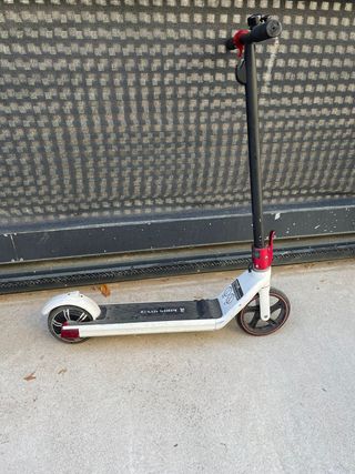 Patinete eléctrico infantil blanco y rojo