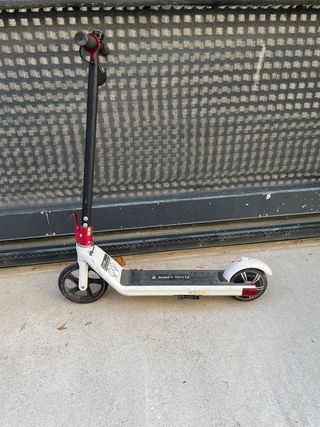 Patinete eléctrico infantil blanco y rojo