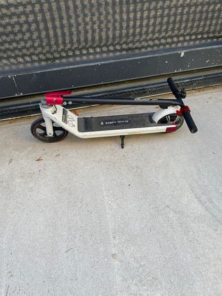 Patinete eléctrico infantil blanco y rojo