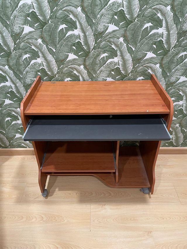 Mesa de oficina con ruedas