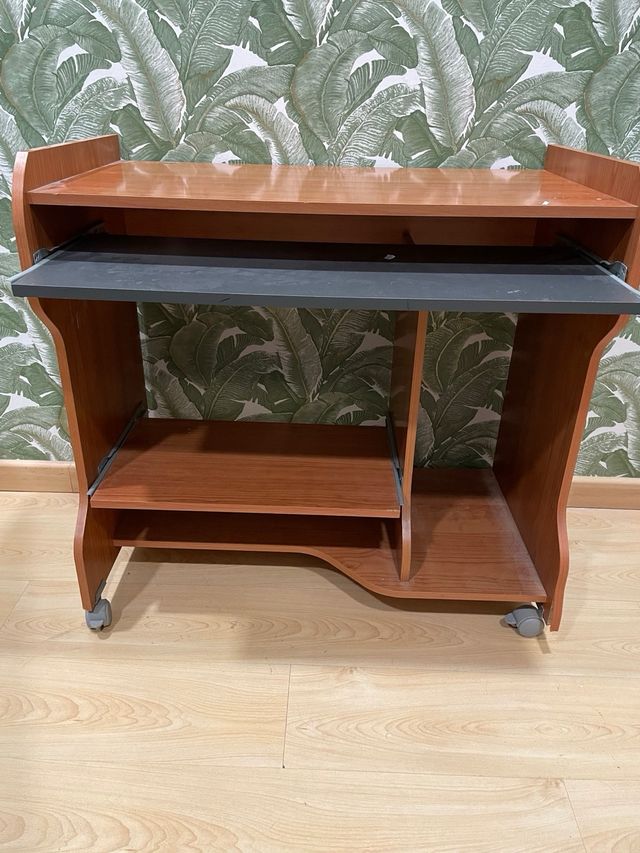 Mesa de oficina con ruedas